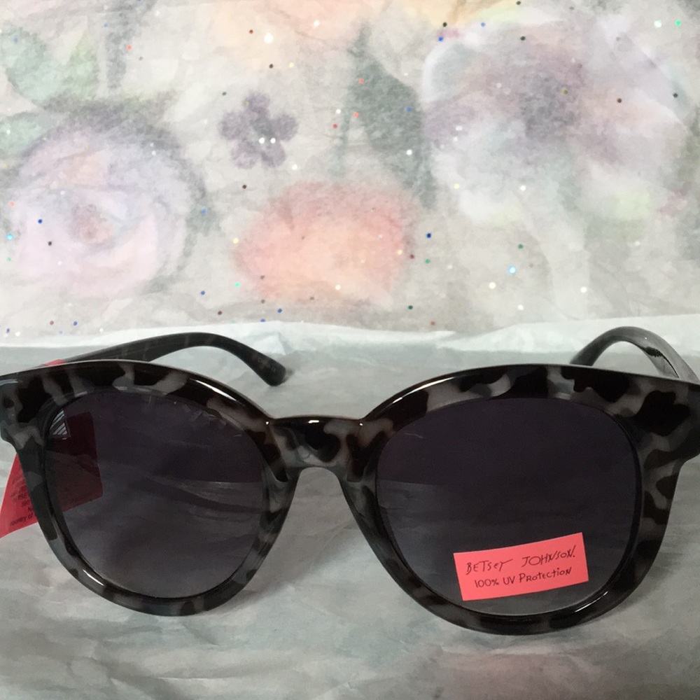 BETSEY JOHNSON SUNGLASSES